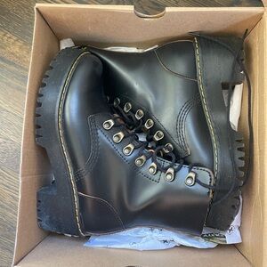 Dr. Martens Leona Boots